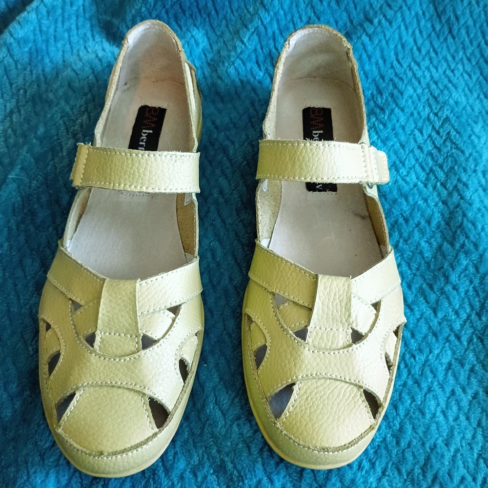 Bernie Mev. Light Warm Green Leather Sandals Size 40 or 9 Women's